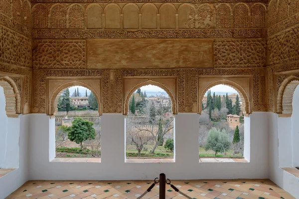 Odası kemerli pencereler ve Arap süsleme Alhambra, Granada, İspanya. — Stok fotoğraf