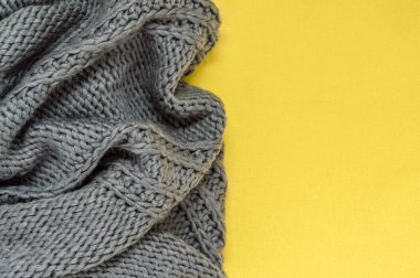 2021 yılının moda renklerinde yün doku olarak örülmüş süveter ya da atkı, sarı ve nihai griyi aydınlatıyor. Şık kış kıyafetleri ya da aksesuarları ile canlı tekstil arka planı ve kopyalama alanı