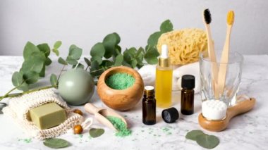 Kadın eli okaliptüs yağını banyo tuzuna döküyor. Doğal aromaterapi, sıfır atık spa ve sağlık ürünleri. Okaliptüs özlü Aromatik yağlar. Çevre dostu banyo aksesuarları.