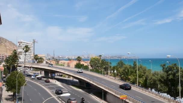 ALICANTE, SPANJE - MEI 17, 2021: Auto 's rijden op kruispunt langs de Middellandse Zee in Alicante stad nabij Postiguet strand, Costa Blanca regio — Stockvideo