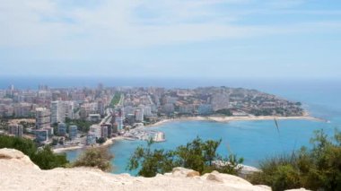 Serra Grossa dağından Alicante kasabasının manzarası. Cabo de la Huerta bölgesi ve Akdeniz kıyısının engebeli kıyıları. İspanya 'nın Costa Blanca bölgesi
