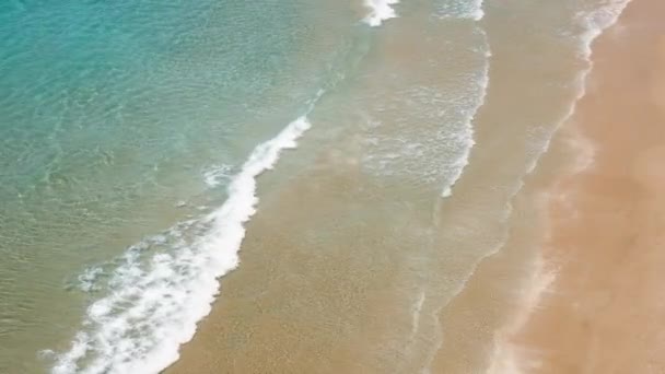 Vagues de mer s'écrasant contre la plage de sable Mal Pas à Benidorm, Espagne. Vue aérienne du rivage de sable vide de la région de Costa Blanca en Méditerranée. Contexte abstrait, texture de l'eau de mer — Video