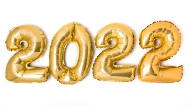 Altın 2022 balon. Beyaz arka planda Mutlu Yıllar kutlamaları için altın metalik folyo numaraları. Tatil partisi dekorasyonu ya da kartpostal konsepti olarak Helyum balonu.