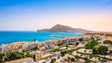 Altea, İspanya - plajı, limanı, treni ve gün batımında dağları olan güzel küçük bir kasaba. Akdeniz üzerindeki Costa Blanca bölgesindeki popüler İspanyol turizm beldesi