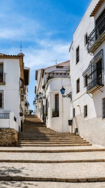 İspanya 'nın eski bir kasabası. Parke taşlı dar merdivenleri olan güzel bir köy, tipik Akdeniz beyaz evleri ve fenerleri, Costa Blanca 'da popüler bir turizm merkezi. Dikey yönelim