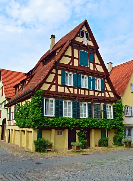 Oude typisch Duitse huis - vakwerkbouw - met wijnstokken — Stockfoto
