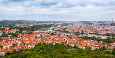 Kırmızı çatılar ve Prag Nehri üzerinde göster