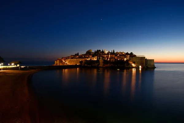 Sveti Stefan resort ön Montenegro på natten — Stockfoto