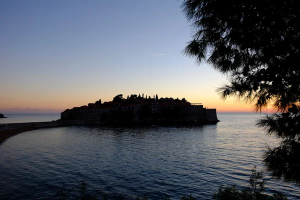 Sveti Stefan resort ön Montenegro på natten — Stockfoto