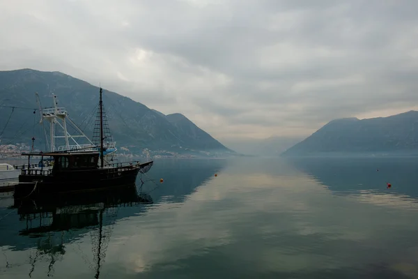 Segelbåt i Kotor bay Montenegro — Stockfoto