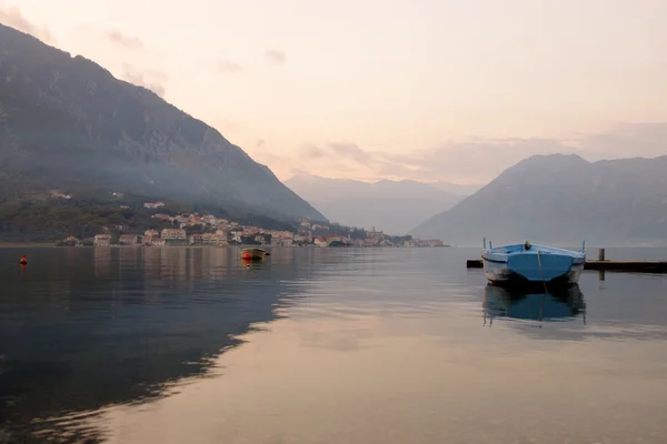 Segelbåt i Kotor bay Montenegro — Stockfoto
