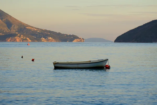 Segelbåt i Kotor bay Montenegro — Stockfoto