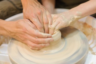 Bir çömlekçinin elleri