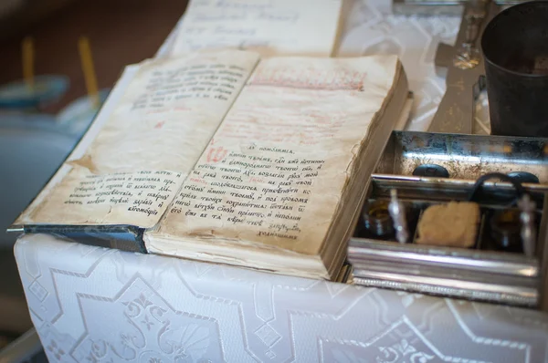 Heilige Bibel mit Rosenkranzperlen — Stockfoto