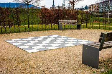 Parkta büyük satranç tahtası