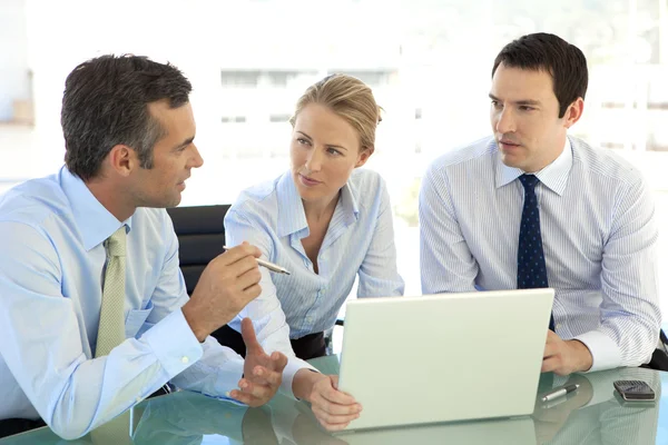 Business manager riuniti in sala riunioni — Foto Stock