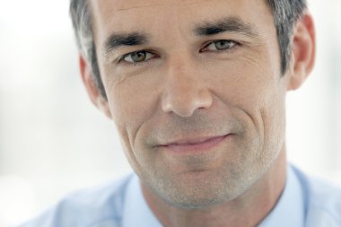 Orta yaşlı bir iş adamının portresi