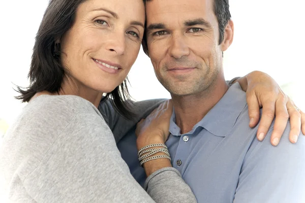 中年の大人のカップルが抱き合う肖像画をクローズアップ — ストック写真