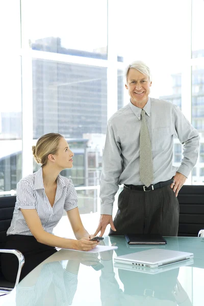 CEO met een mooie assistent — Stockfoto