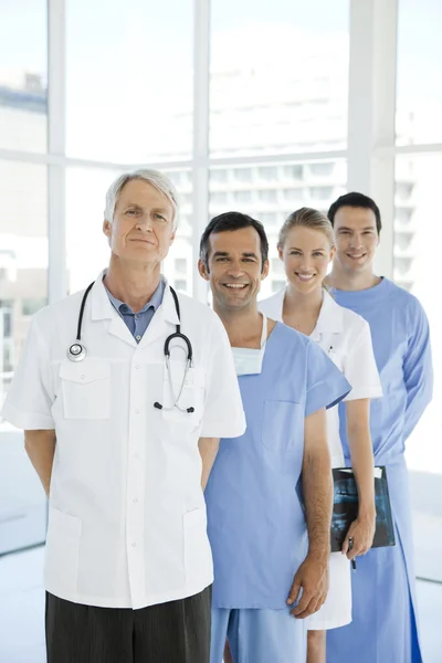 Medyczne ludzi stojących w rzędzie — Zdjęcie stockowe
