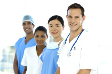 Üst üste duran tıbbi insanlar