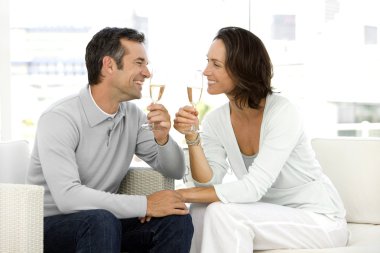 Şampanya içmek aşık orta yaşlı çift