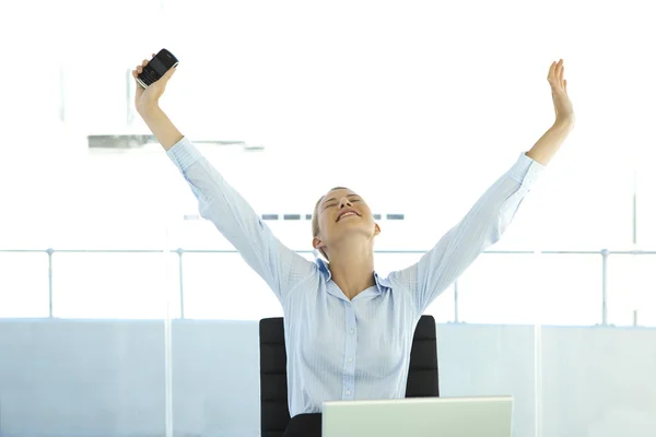 Telefonema de sucesso no local de trabalho — Fotografia de Stock