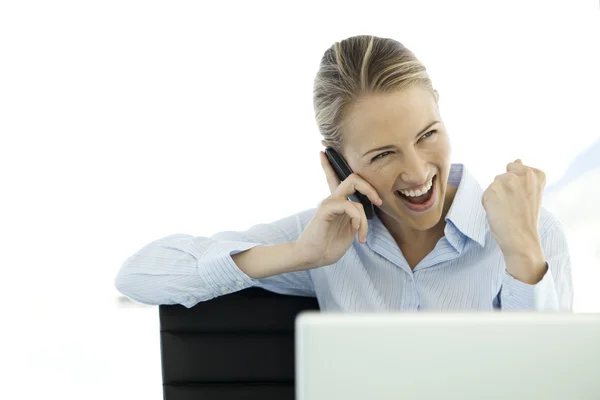 Telefoongesprek op de werkplek — Stockfoto