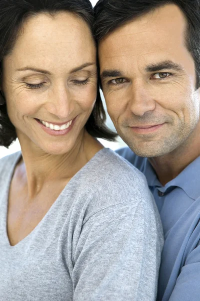 Feliz pareja de adultos en el amor — Foto de Stock