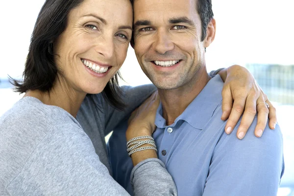 Feliz pareja de mediana edad en el amor — Foto de Stock