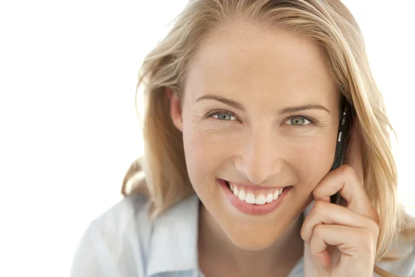 Porträt einer jungen Frau am Telefon — Stockfoto