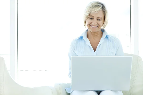 Mujer madura usando laptop —  Fotos de Stock