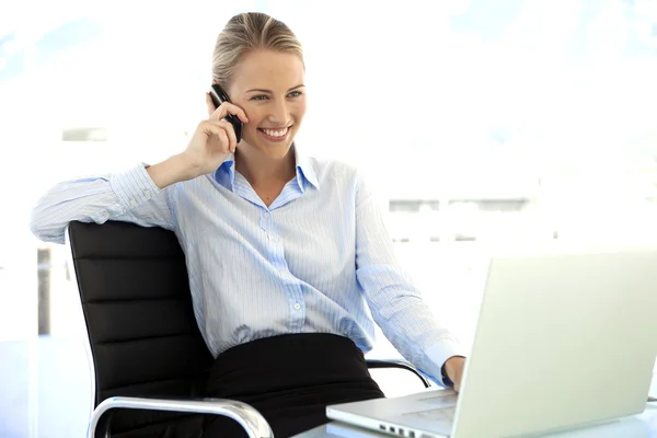 Joven empresaria en el lugar de trabajo — Foto de Stock