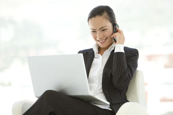 Chinesische Geschäftsfrau am Telefon — Stockfoto