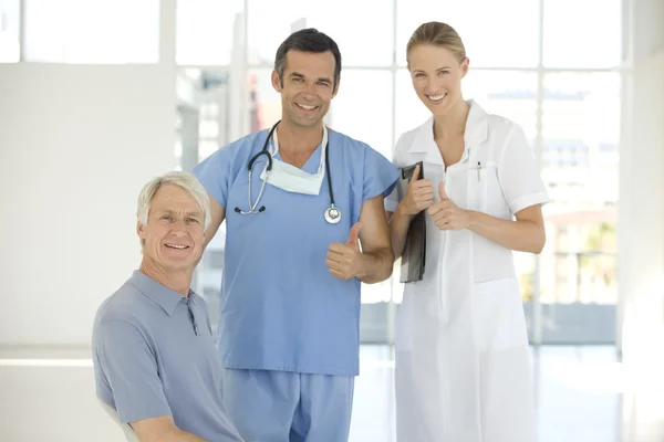 Chirurg en verpleegkundige met patiënt — Stockfoto