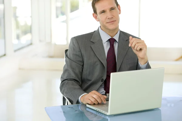 Soltero joven hombre de negocios — Foto de Stock