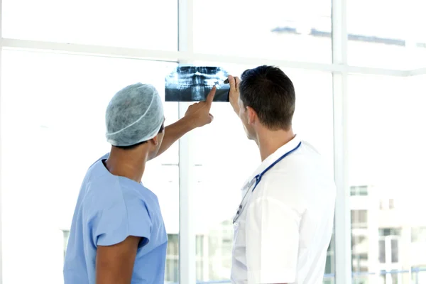 Médicos mirando la imagen de rayos X — Foto de Stock