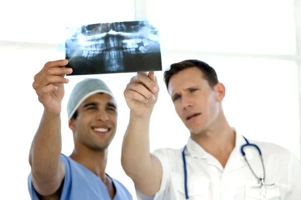 Läkare tittar på röntgenbild — Stockfoto