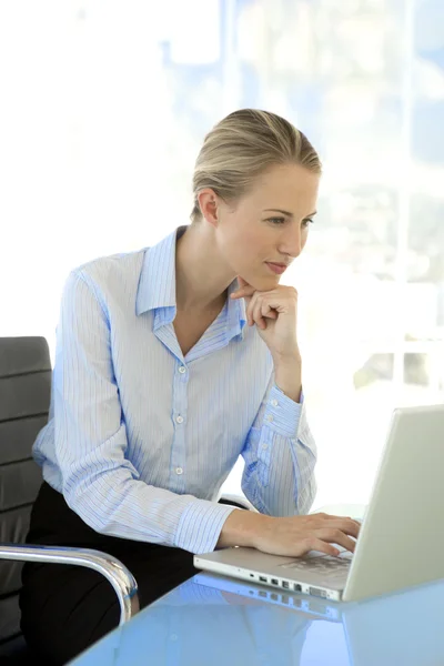 Jonge zakenvrouw op het werk — Stockfoto