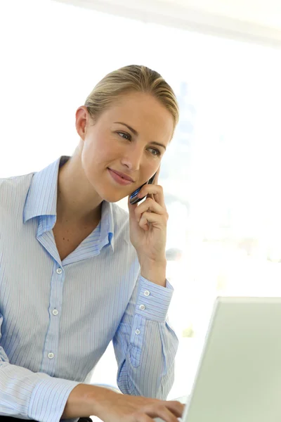 Joven empresaria en el lugar de trabajo — Foto de Stock