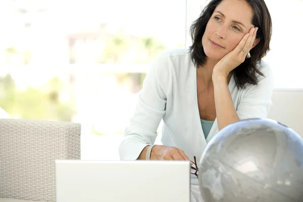 Frau benutzt PC zu Hause — Stockfoto