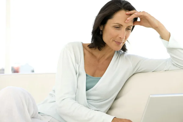 Woman using laptop at home — Stock Photo, Image