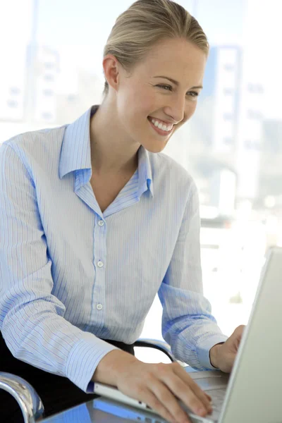 Joven empresaria en el lugar de trabajo — Foto de Stock