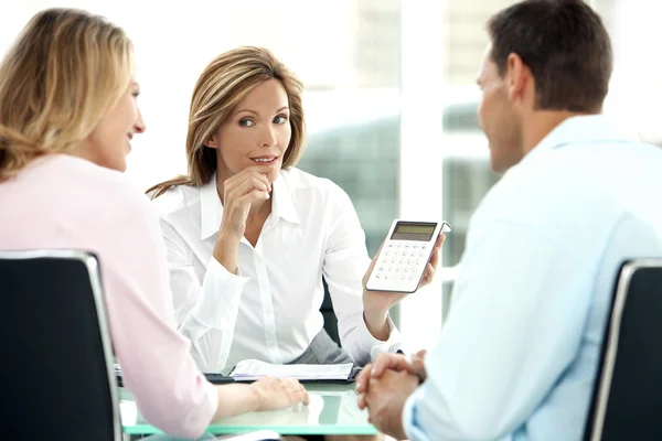 Zeit für eine Entscheidung bei der Bank: Darlehen oder nicht Darlehen ? — Stockfoto