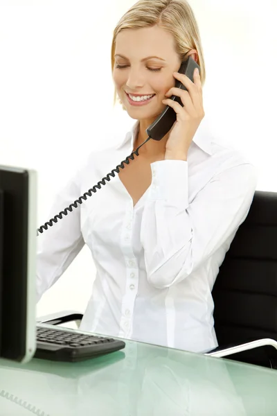 Jonge blond haar zakenvrouw op de telefoon — Stockfoto