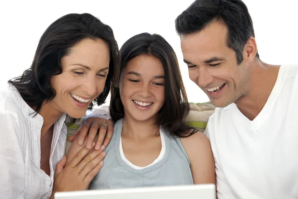 Familie met een kind met behulp van laptop — Stockfoto