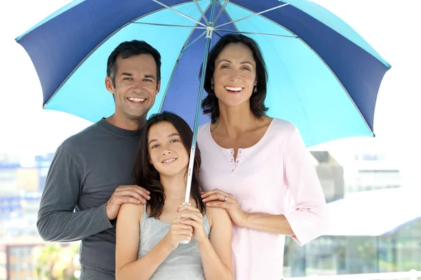 Familia feliz con un niño — Foto de Stock