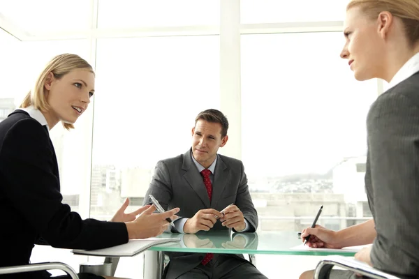 Zakelijke bijeenkomst met een man en twee vrouwen — Stockfoto