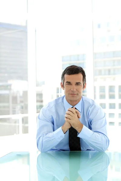 Retrato de un empresario de mediana edad — Foto de Stock