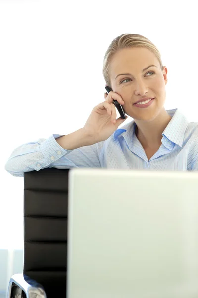 Jeune femme d'affaires au téléphone — Photo